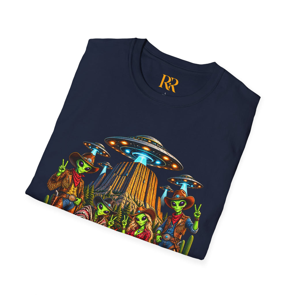 Alien Campfire UFO T-Shirt – Retro Space Adventure Graphic Tee