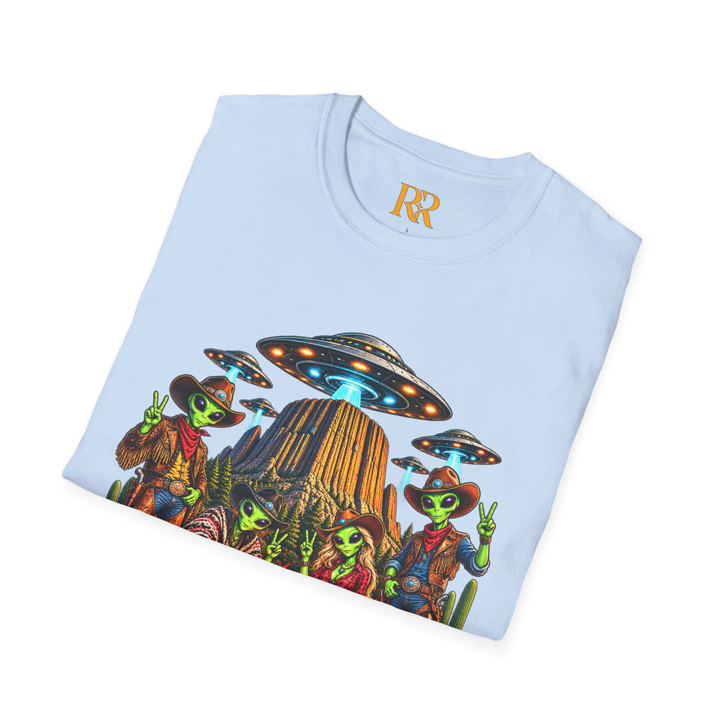 Alien Campfire UFO T-Shirt – Retro Space Adventure Graphic Tee