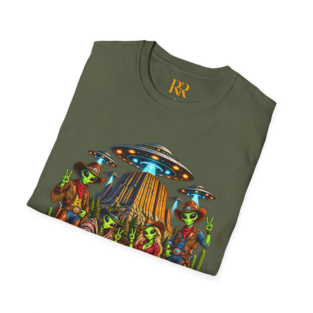 Alien Campfire UFO T-Shirt – Retro Space Adventure Graphic Tee