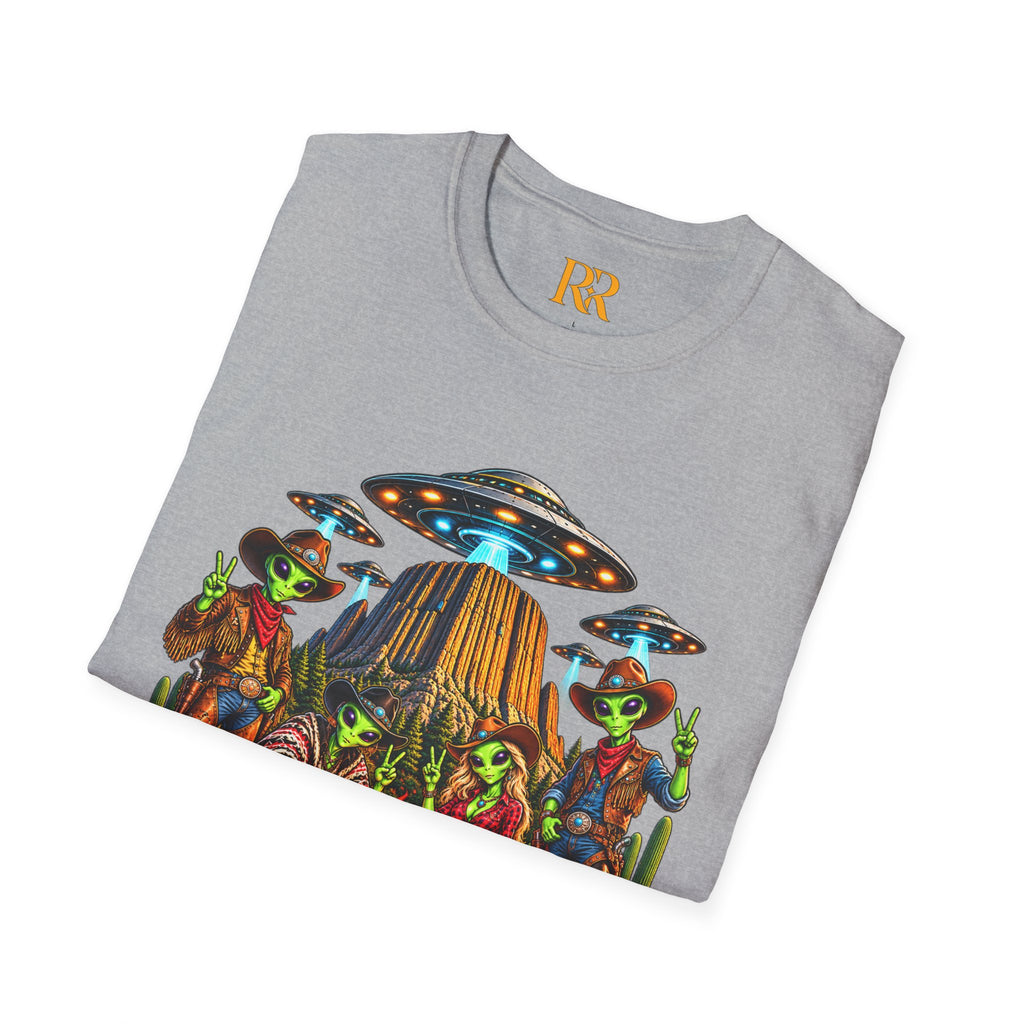 Alien Campfire UFO T-Shirt – Retro Space Adventure Graphic Tee