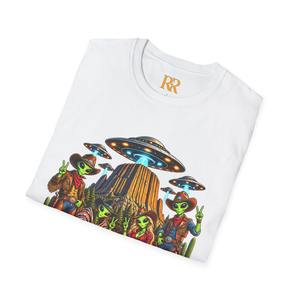 Alien Campfire UFO T-Shirt – Retro Space Adventure Graphic Tee